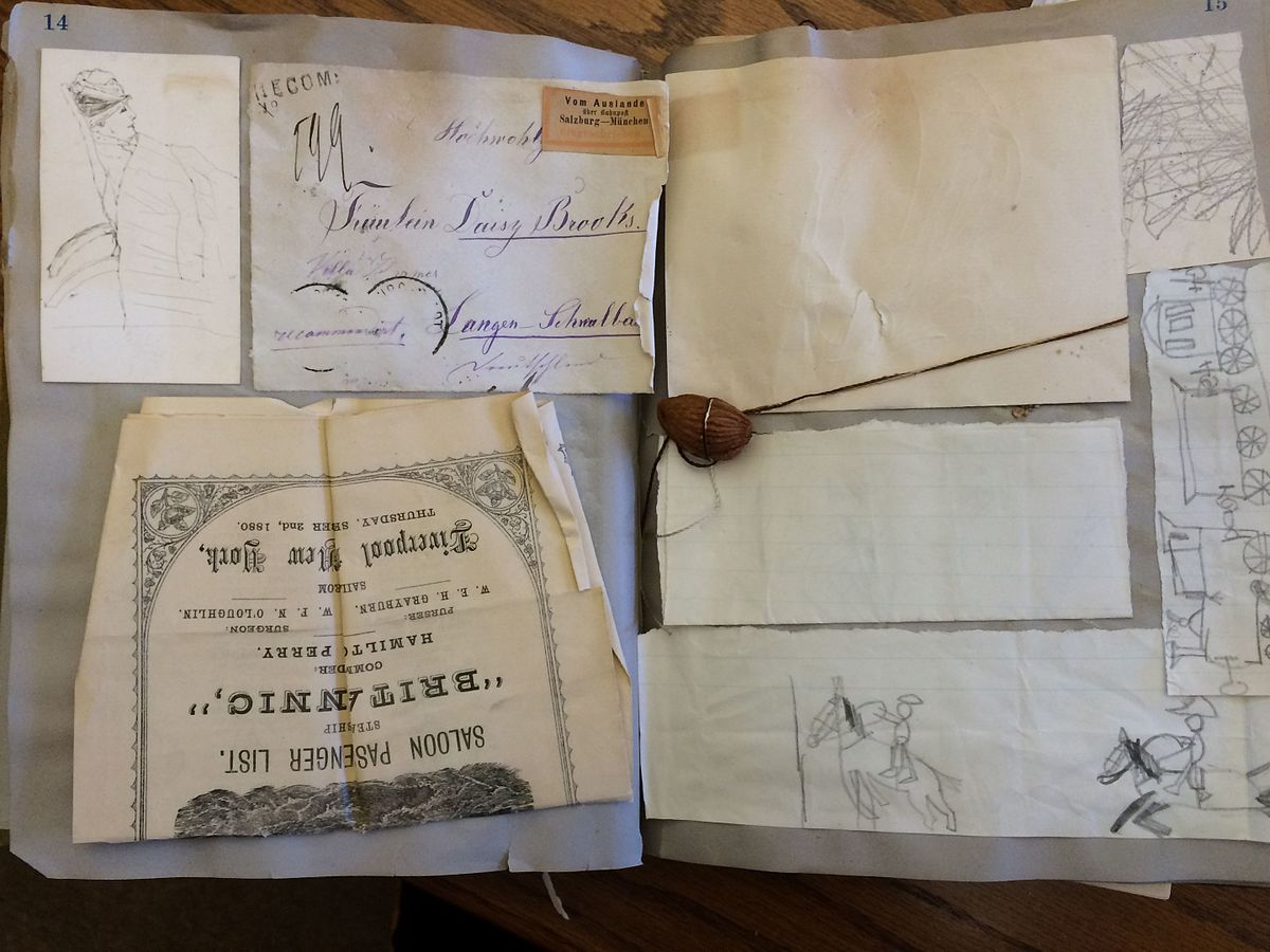 Stránka z scrapbook alba Hannah de Rothschild